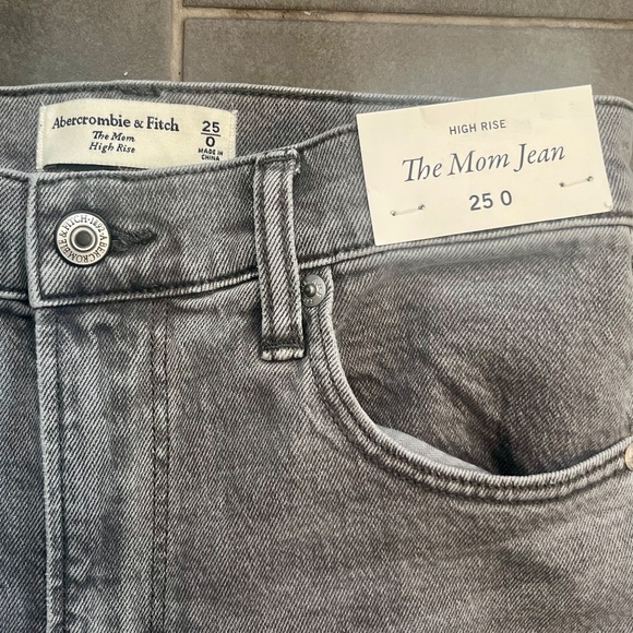 NWT Abercrombie and Fitch The Mom High Rise Jeans Light Grey Wash Size 0/25 - Picture 6 of 10